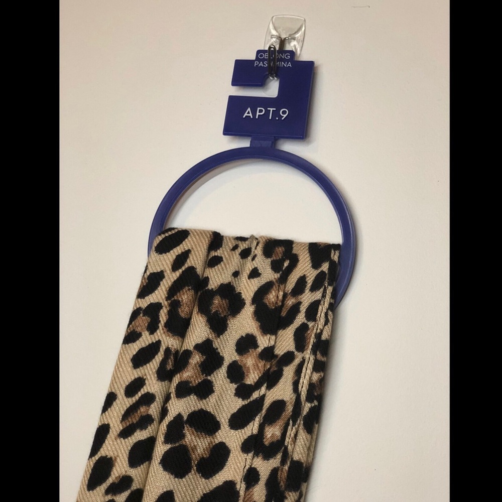 ✨NWT✨APT 9 Leopard Scarf